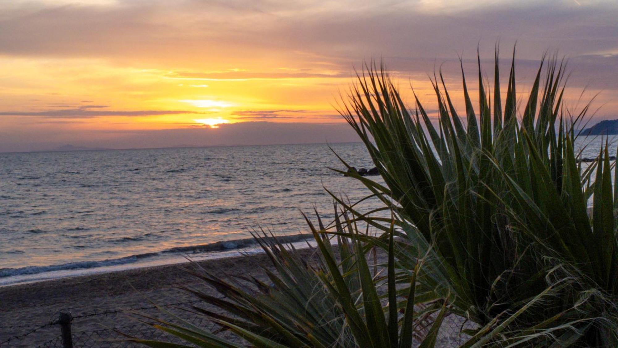 Gitavillage Argentario Albinia Exterior foto Sunset at the beach